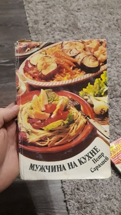 П. Саралиев. Мужчина на кухне