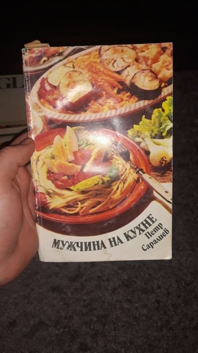 П. Саралиев. Мужчина на кухне